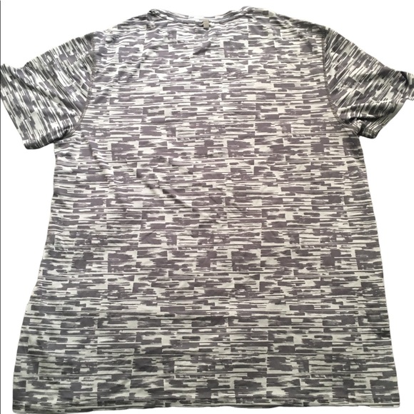 A shirt for exercising - Picture 3 of 3